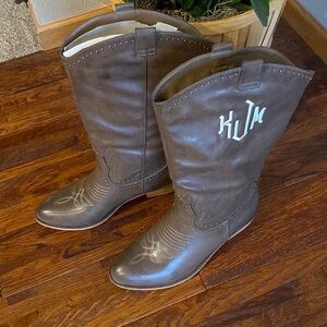 Like new with out tags. Women brown cowboy boots.